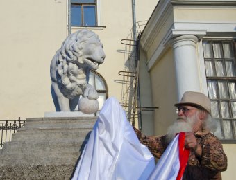 Подарок ко Дню города: Колоннада и статуи львов открылись после реставрации