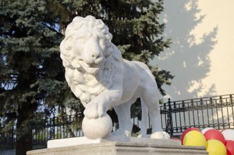 Подарок ко Дню города: Колоннада и статуи львов открылись после реставрации