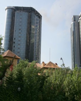 Пожар в Аркадии потушен: Двое спасателей пострадали (фото, видео)