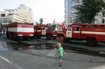 Пожар в Аркадии потушен: Двое спасателей пострадали (фото, видео)