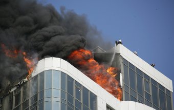 Пожар в Аркадии потушен: Двое спасателей пострадали (фото, видео)