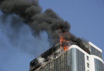Пожар в Аркадии потушен: Двое спасателей пострадали (фото, видео)