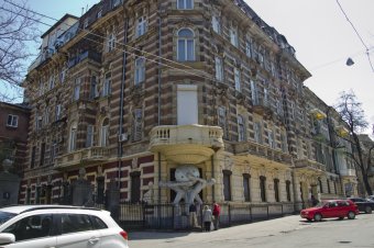 Начинается реставрация Дома с атлантами (фото)