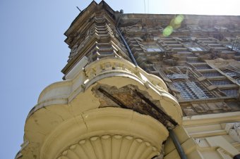 Начинается реставрация Дома с атлантами (фото)