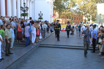С днем рождения Одесса: На Думской площади торжественно поднят Флаг города (фото)