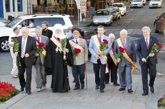Почетные одесситы возложили цветы к памятникам основателям города (фото)