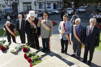 Почетные одесситы возложили цветы к памятникам основателям города (фото)