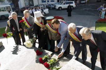 Почетные одесситы возложили цветы к памятникам основателям города (фото)