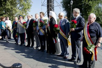 Почетные одесситы возложили цветы к памятникам основателям города (фото)