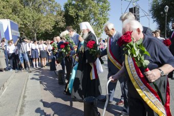 Почетные одесситы возложили цветы к памятникам основателям города (фото)