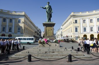Почетные одесситы возложили цветы к памятникам основателям города (фото)