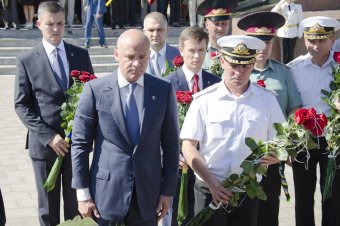 В годовщину окончания Второй мировой войны одесситы возложили цветы к памятнику Неизвестному матросу  (фото)