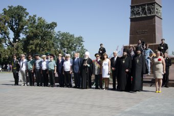 В годовщину окончания Второй мировой войны одесситы возложили цветы к памятнику Неизвестному матросу  (фото)