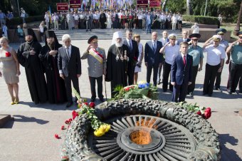 В годовщину окончания Второй мировой войны одесситы возложили цветы к памятнику Неизвестному матросу  (фото)