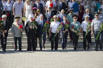 В годовщину окончания Второй мировой войны одесситы возложили цветы к памятнику Неизвестному матросу  (фото)