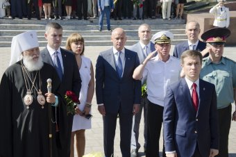 В годовщину окончания Второй мировой войны одесситы возложили цветы к памятнику Неизвестному матросу  (фото)