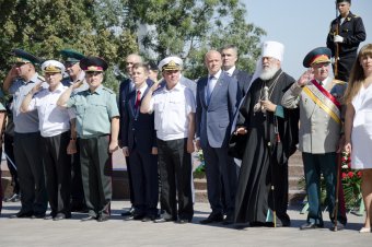 В годовщину окончания Второй мировой войны одесситы возложили цветы к памятнику Неизвестному матросу  (фото)