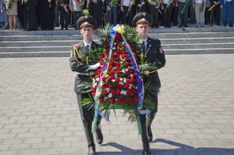 В годовщину окончания Второй мировой войны одесситы возложили цветы к памятнику Неизвестному матросу  (фото)