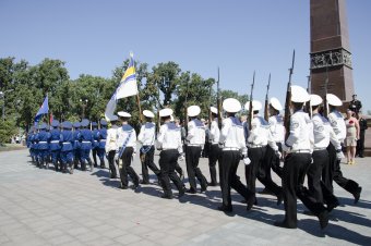 В годовщину окончания Второй мировой войны одесситы возложили цветы к памятнику Неизвестному матросу  (фото)