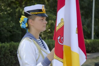 В годовщину окончания Второй мировой войны одесситы возложили цветы к памятнику Неизвестному матросу  (фото)