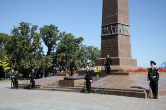 В годовщину окончания Второй мировой войны одесситы возложили цветы к памятнику Неизвестному матросу  (фото)