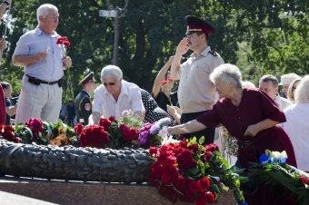 В годовщину окончания Второй мировой войны одесситы возложили цветы к памятнику Неизвестному матросу  (фото)