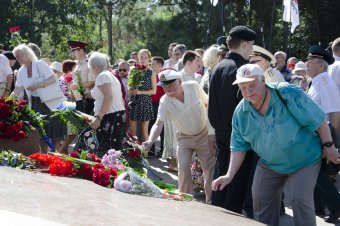 В годовщину окончания Второй мировой войны одесситы возложили цветы к памятнику Неизвестному матросу  (фото)