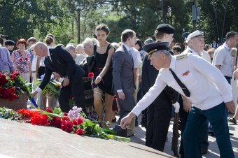 В годовщину окончания Второй мировой войны одесситы возложили цветы к памятнику Неизвестному матросу  (фото)