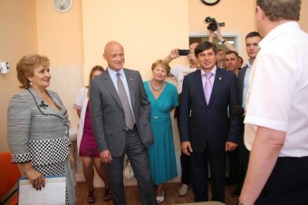 Мэр Одессы Геннадий Труханов открыл новую детскую поликлинику