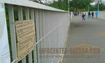 Небезразличные одесситы своими руками создали для туристов указатели на достопримечательности города