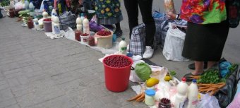 СЭС: Не покупайте продукты питания в местах стихийной торговли!