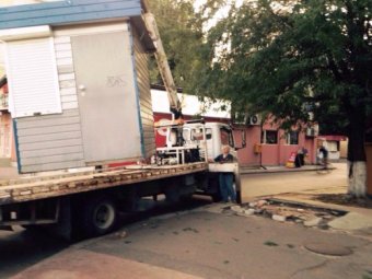 Одесские власти отчитываются о демонтаже незаконных торговых ларьков (фото)