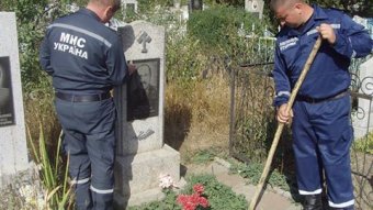 Одесские спасатели приводят в порядок могилы погибших коллег (фото)