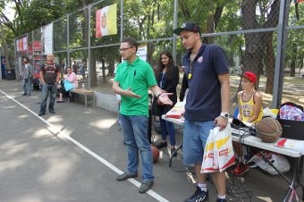 В Старобазарном сквере состоялся матч по баскетболу с участием людей с ограниченными физическими возможностями