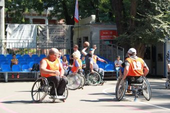 В Старобазарном сквере состоялся матч по баскетболу с участием людей с ограниченными физическими возможностями