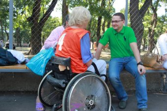 В Старобазарном сквере состоялся матч по баскетболу с участием людей с ограниченными физическими возможностями