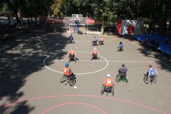 В Старобазарном сквере состоялся матч по баскетболу с участием людей с ограниченными физическими возможностями