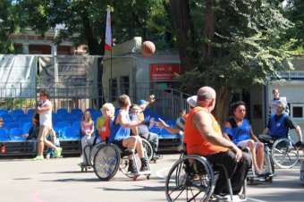 В Старобазарном сквере состоялся матч по баскетболу с участием людей с ограниченными физическими возможностями