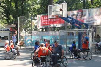В Старобазарном сквере состоялся матч по баскетболу с участием людей с ограниченными физическими возможностями