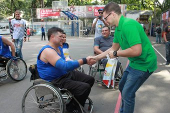 В Старобазарном сквере состоялся матч по баскетболу с участием людей с ограниченными физическими возможностями