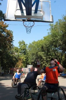 В Старобазарном сквере состоялся матч по баскетболу с участием людей с ограниченными физическими возможностями