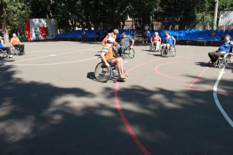 В Старобазарном сквере состоялся матч по баскетболу с участием людей с ограниченными физическими возможностями