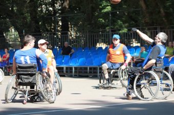 В Старобазарном сквере состоялся матч по баскетболу с участием людей с ограниченными физическими возможностями