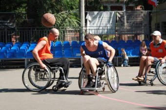В Старобазарном сквере состоялся матч по баскетболу с участием людей с ограниченными физическими возможностями