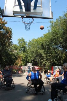В Старобазарном сквере состоялся матч по баскетболу с участием людей с ограниченными физическими возможностями