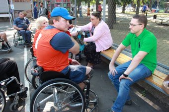 В Старобазарном сквере состоялся матч по баскетболу с участием людей с ограниченными физическими возможностями