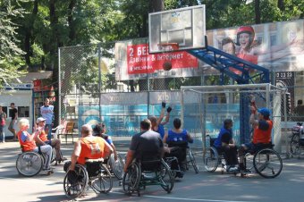 В Старобазарном сквере состоялся матч по баскетболу с участием людей с ограниченными физическими возможностями