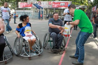 В Старобазарном сквере состоялся матч по баскетболу с участием людей с ограниченными физическими возможностями