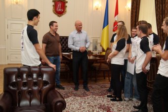 Геннадий Труханов встретился с одесскими студентами – разработчиками уникального болида (фото)