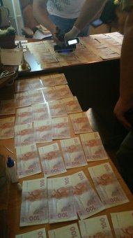 На получении 9 тыс. гривен взятки задержали следователя горотдела милиции Ильичевска (фото)